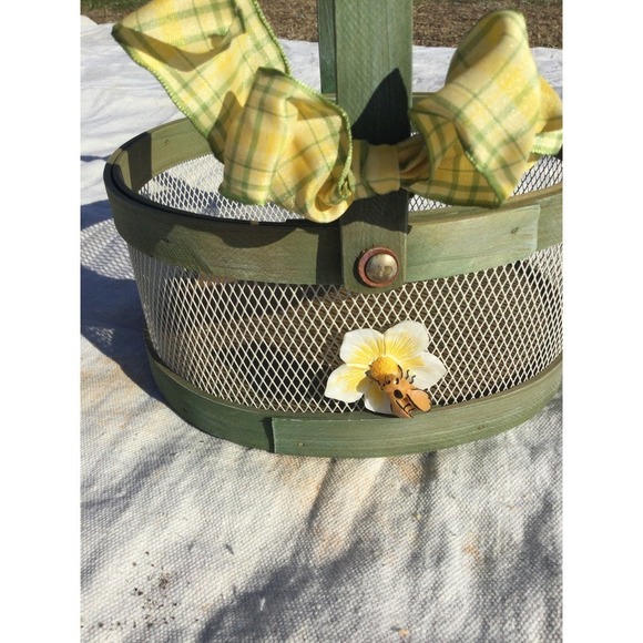 Green bee wire basket wood bow yellow rustic farmhouse country - Picture 7 of 11